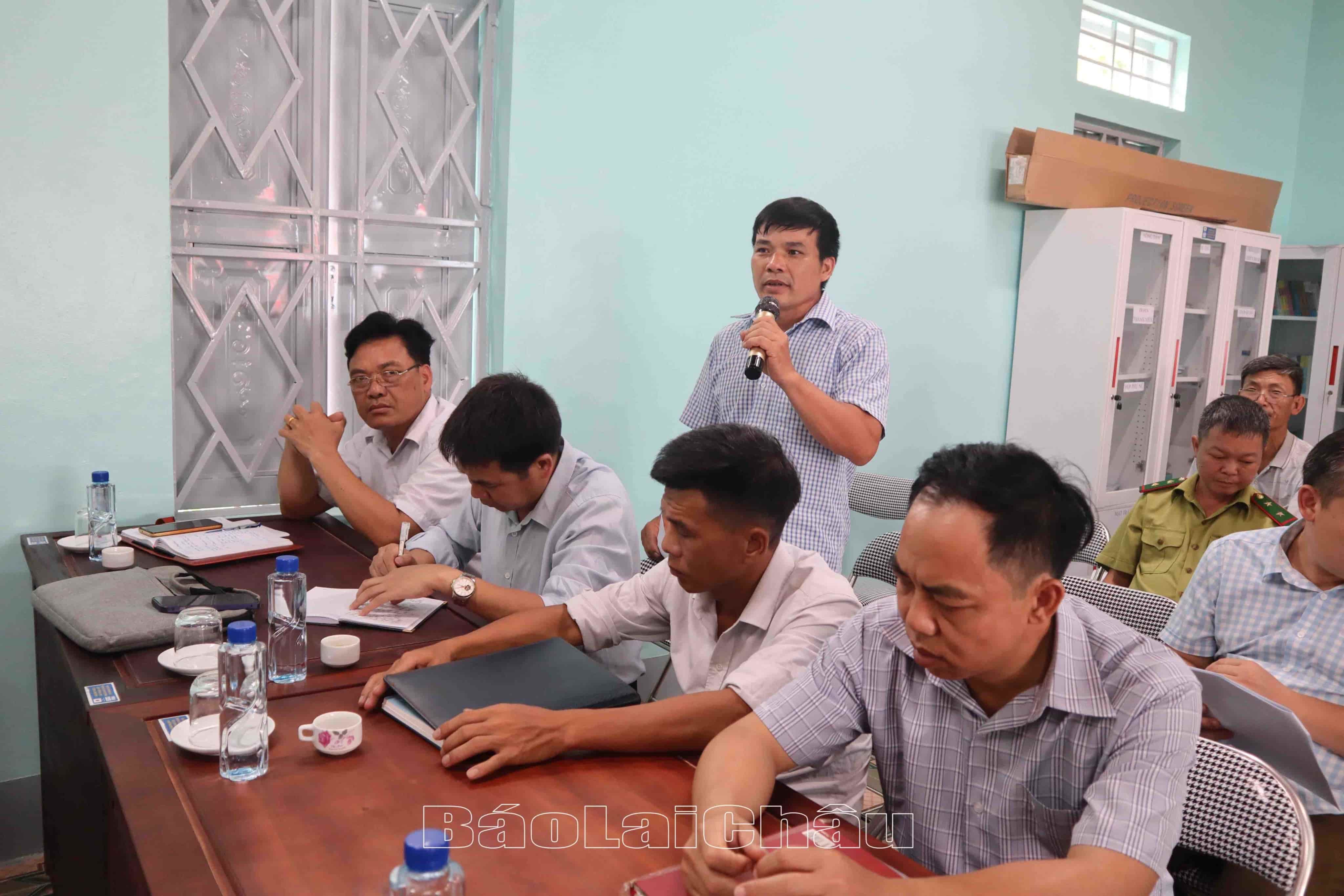 Cử tri xã Hoang Thèn kiến nghị tại buổi tiếp xúc cử tri.